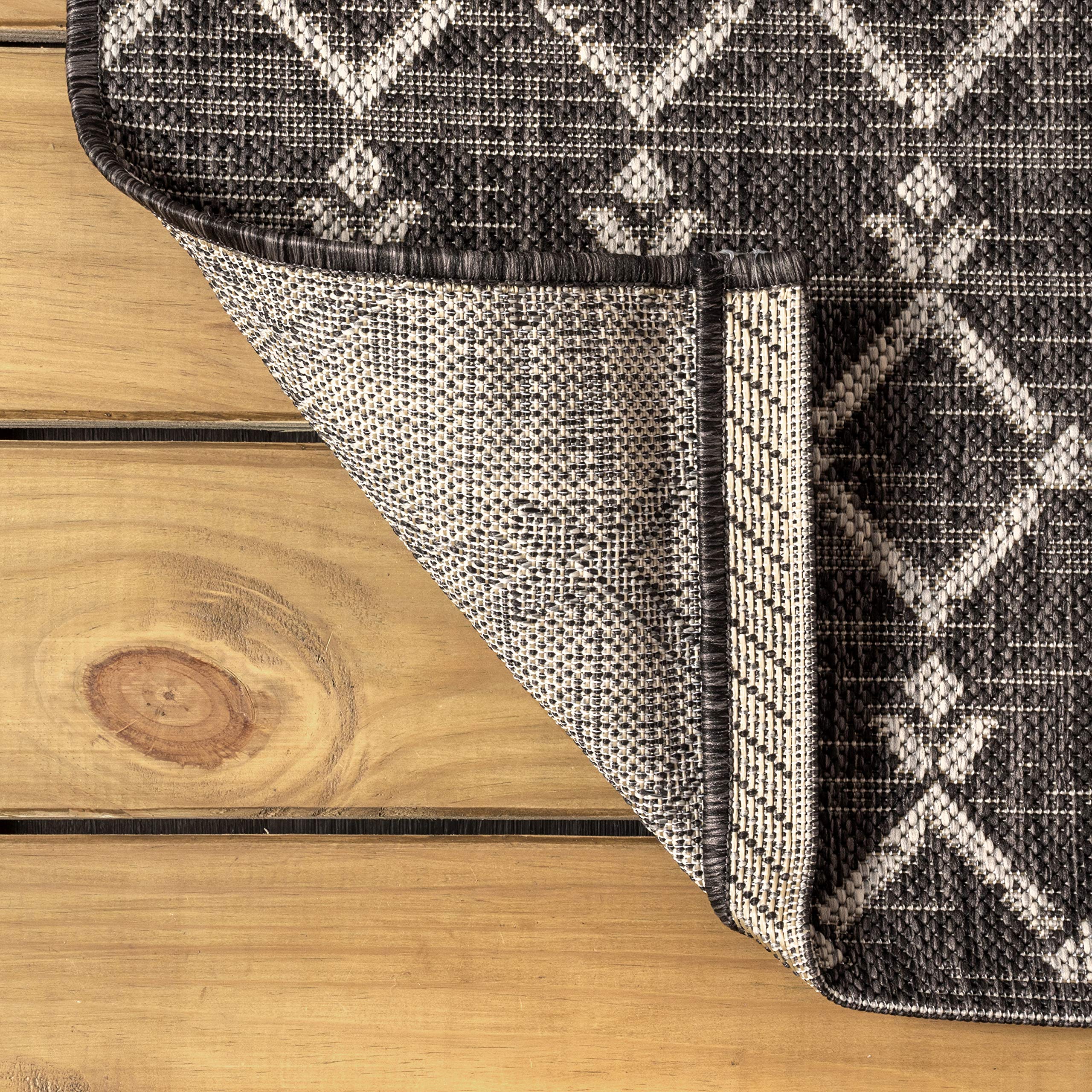 JONATHAN Y flatweave polypropylene construction keeps it lightweight and easy to clean.