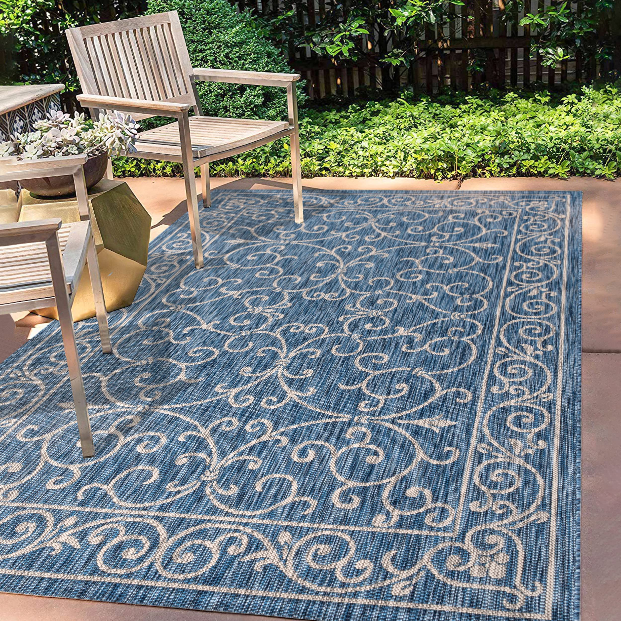 Jonathan Y flatweave polypropylene rug emphasizes easy-care and long-lasting use.