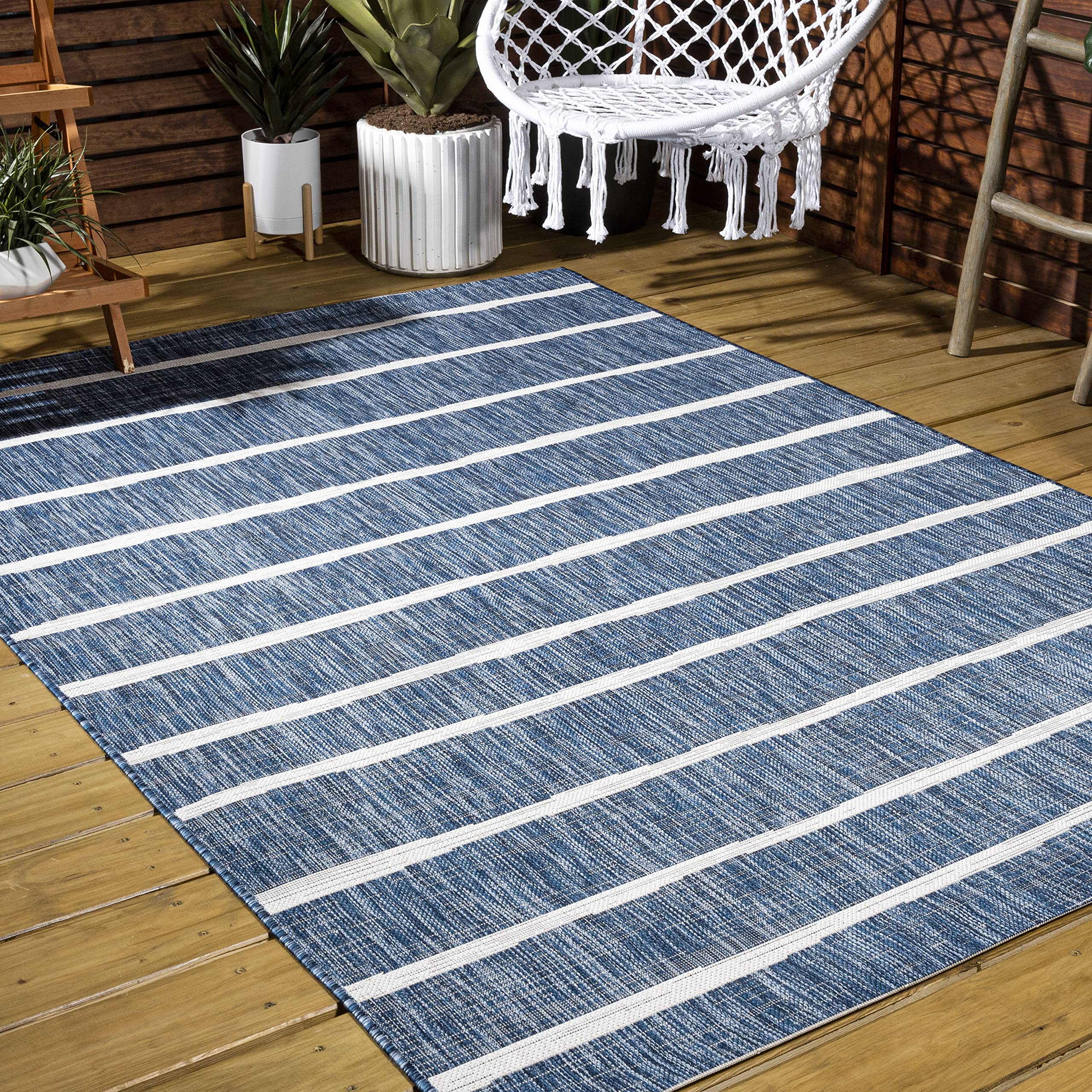 Machine-woven fibers stay put for a tidy space.
