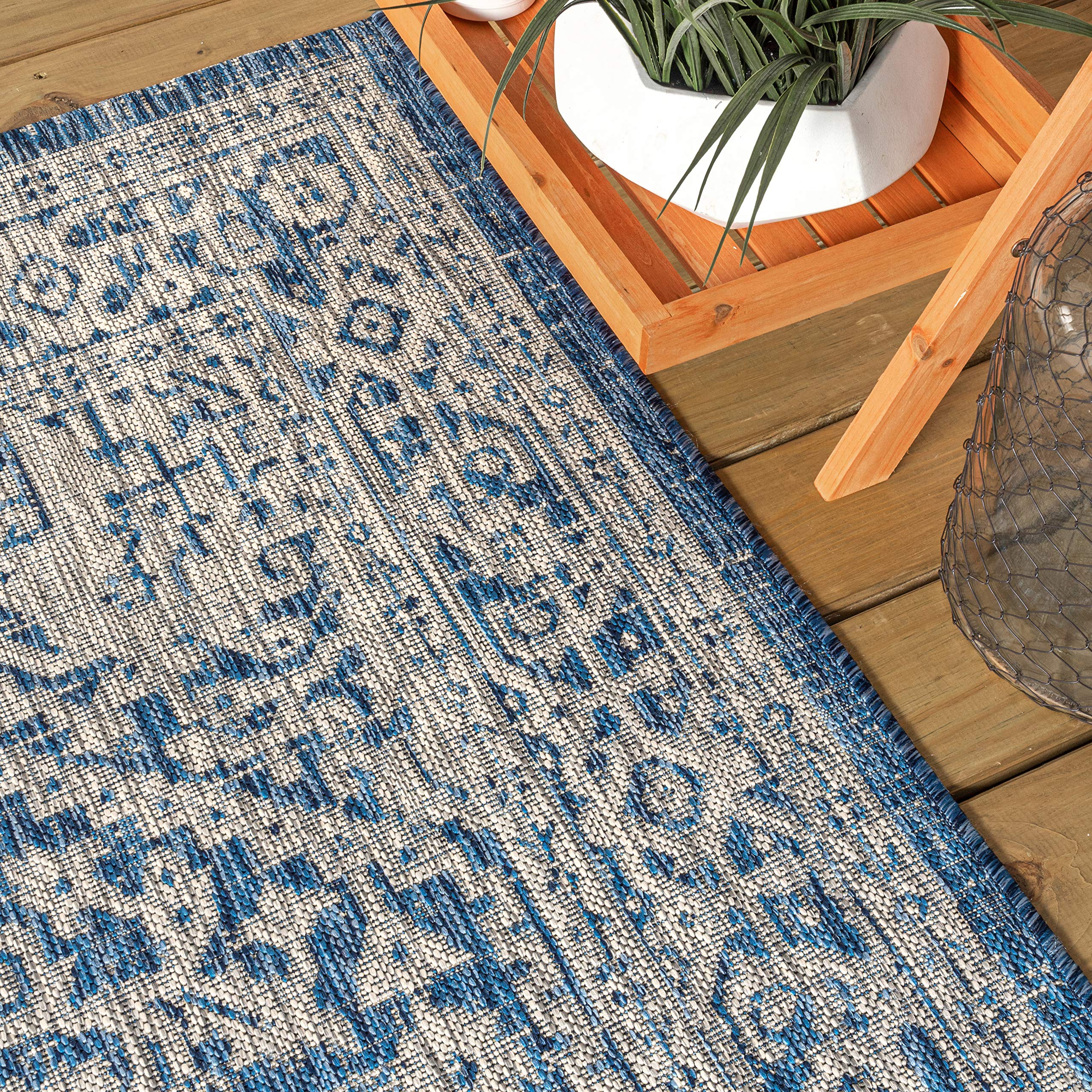 Jonathan Y easy-care rug dries quickly after outdoor use