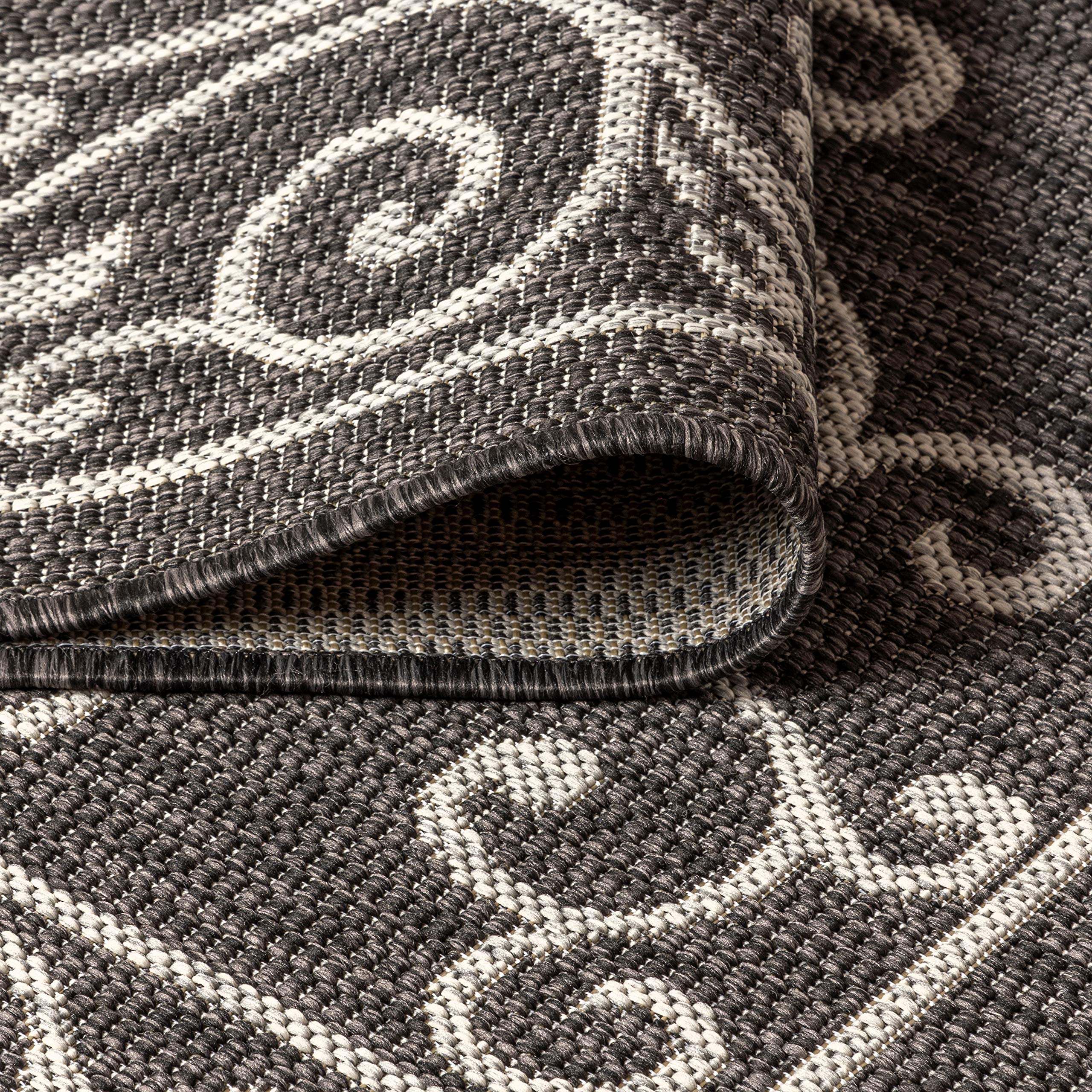 Jonathan Y pet-friendly outdoor rug, low-pile design resists dirt and wear.