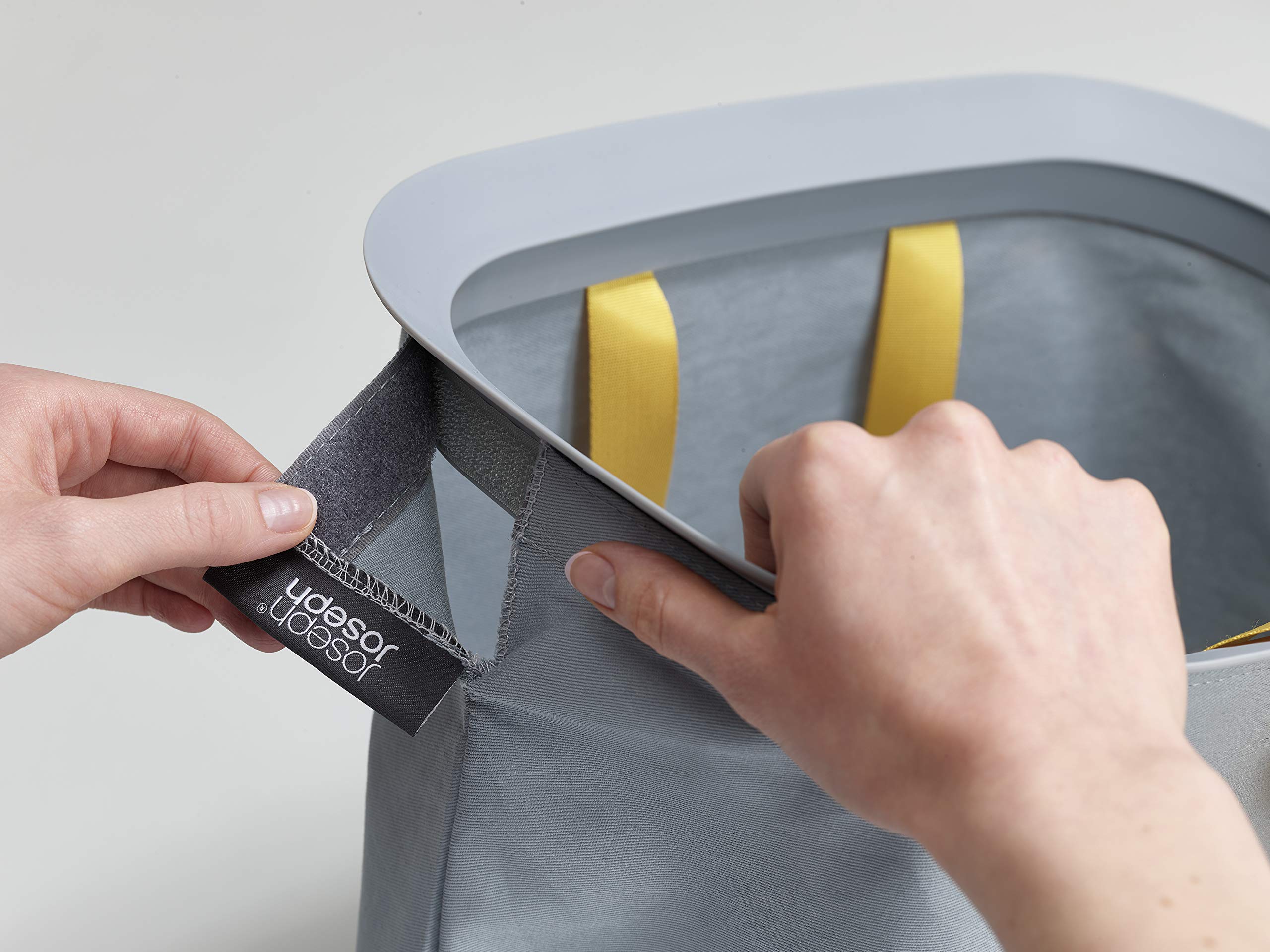 Base helper handle on Joseph Joseph Tota bag for easy emptying