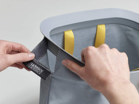 Base helper handle on Joseph Joseph Tota bag for easy emptying
