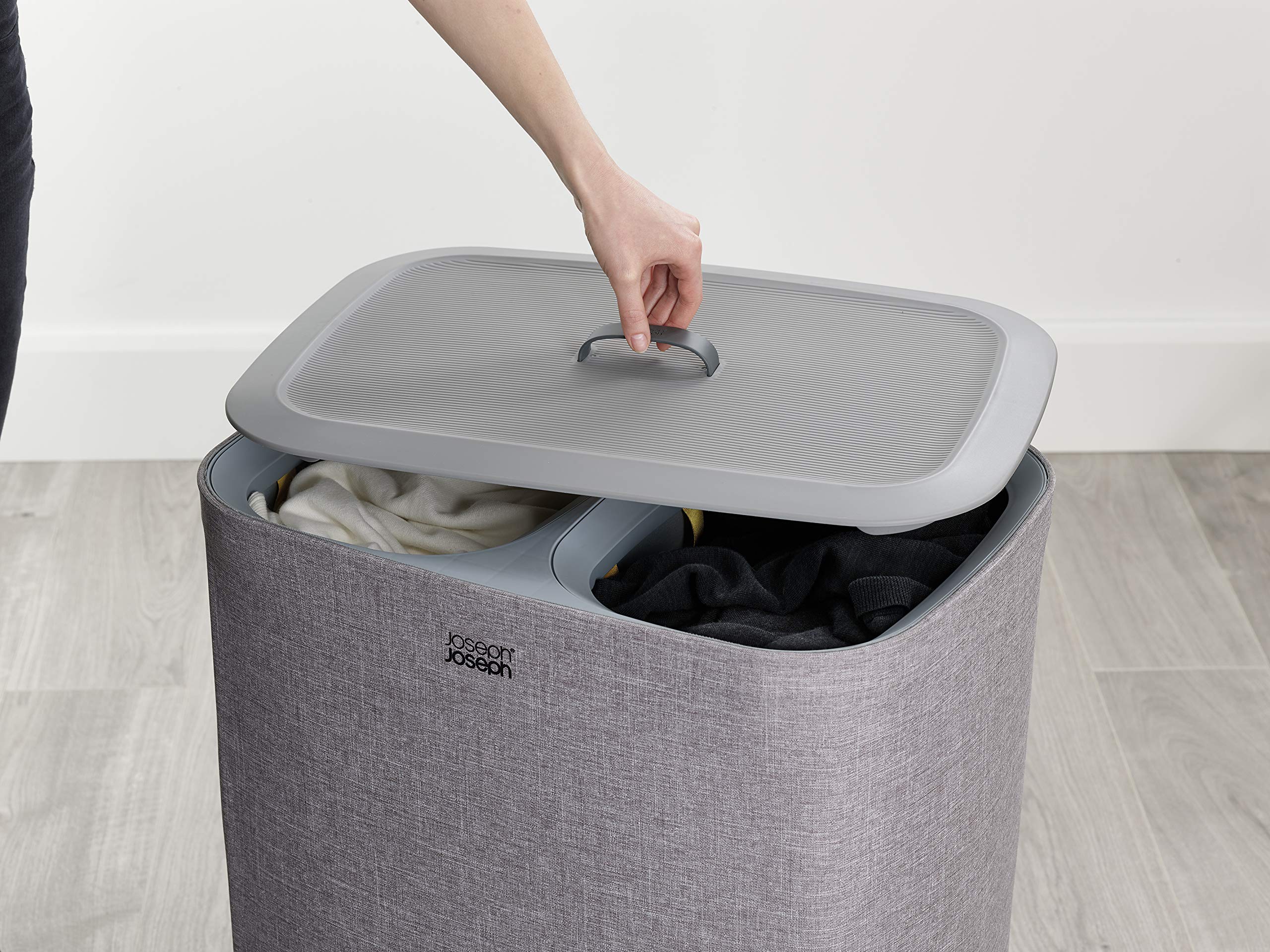 Self locating rim in Joseph Joseph Tota ensures quick bag replacement