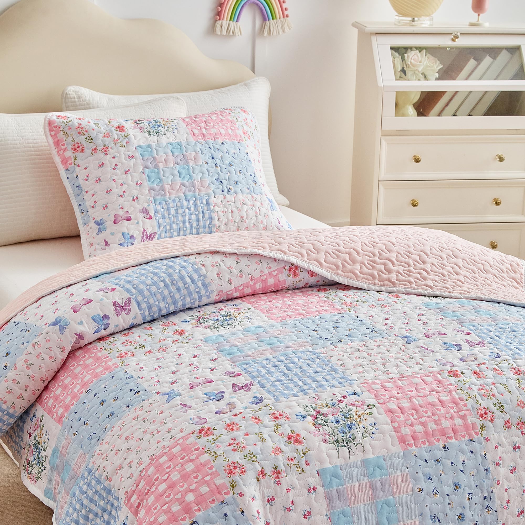 Joyreap bedroom setup with quilt showcasing cozy styling