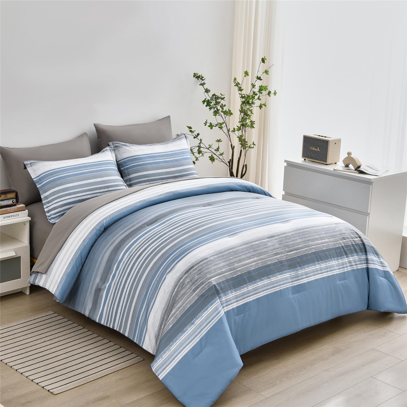KAKIJUMN stripe bed in a bag on bed creates a cohesive, ready-to-use bedroom look.