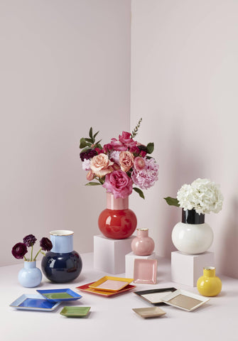 kate spade new york blue Make It Pop small vase with 24K gold accents on display