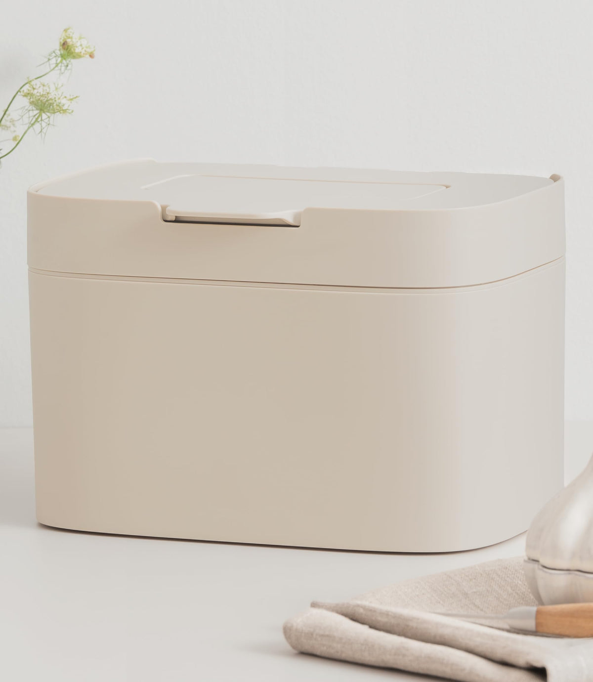 Kazai Elin compost bin with lid for odor control on a kitchen counter