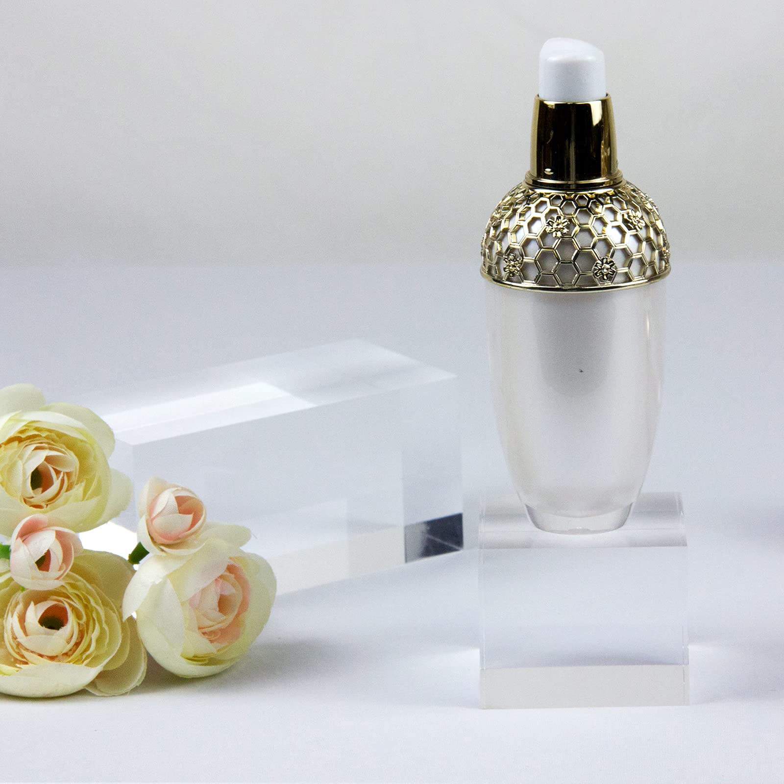 KCGANI 10 cm height cube ideal for window displays.