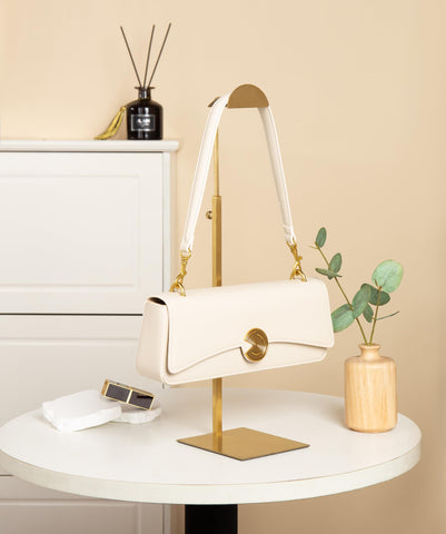 KDYZS+ purse display stand gold side view emphasizes style and organization.