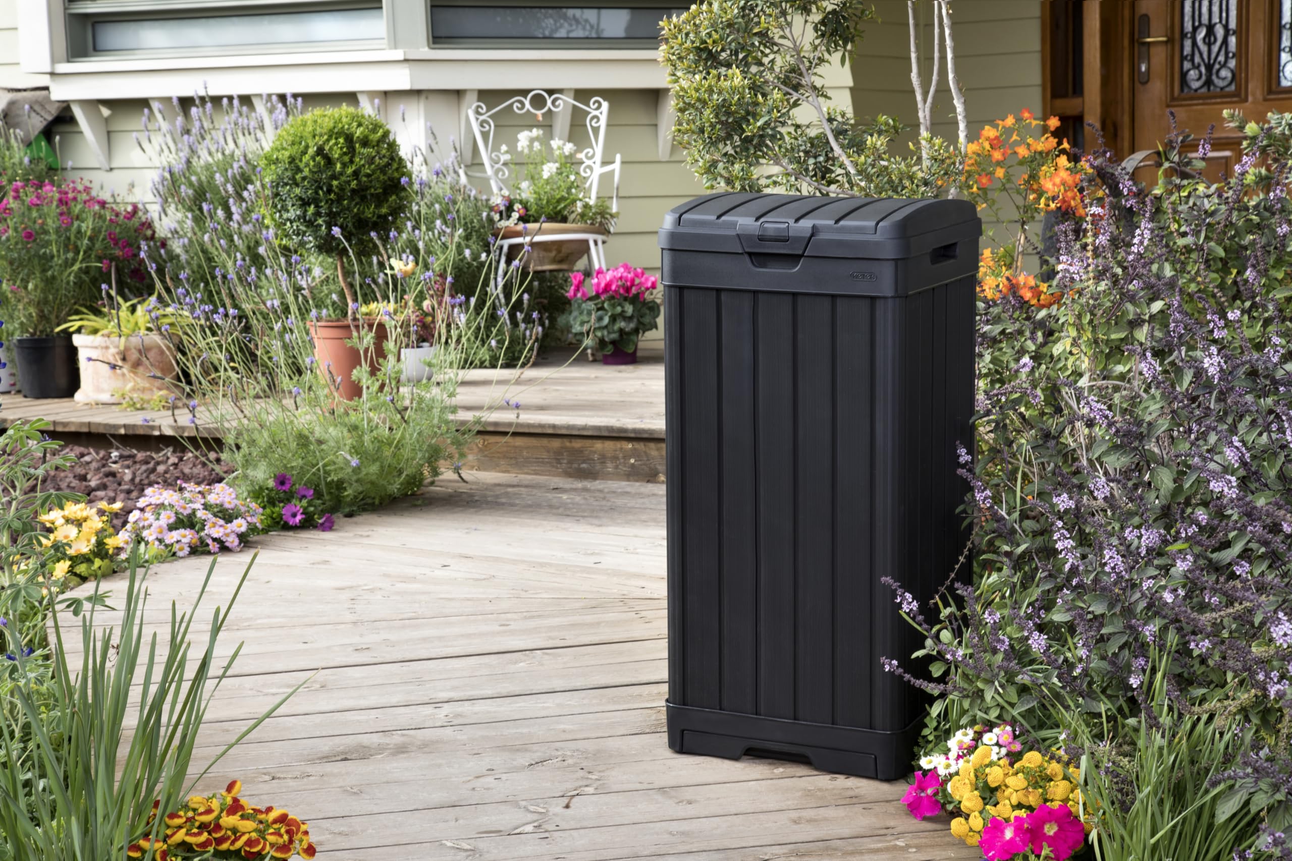 Keter Baltimore uses 30-39 gallon bags for simple setup.
