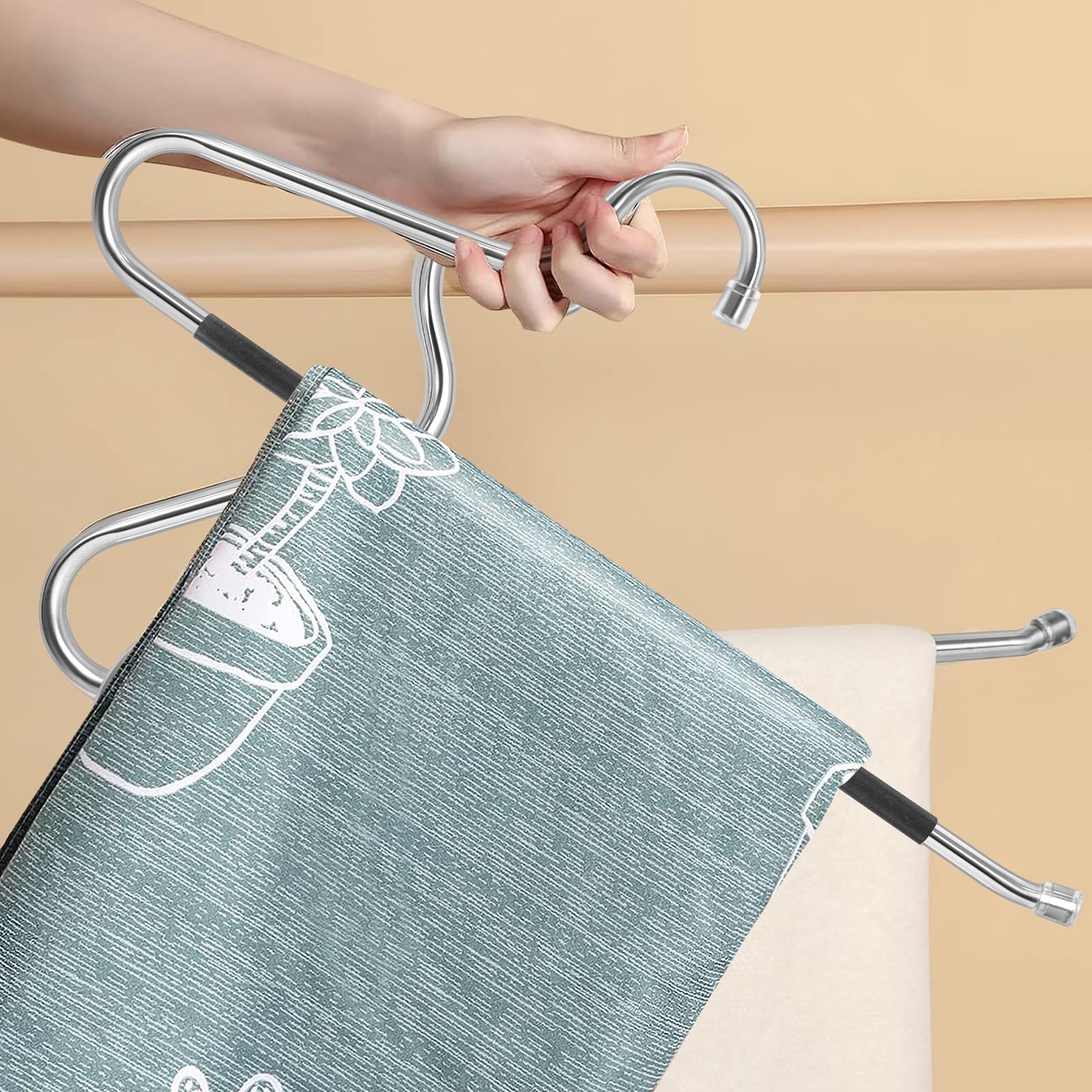 Kevenal quilt hangers fit standard closet rods for easy installation.