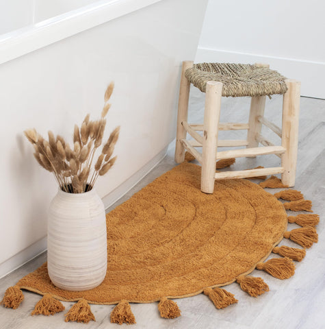 KIBAGA soft, absorbent cotton rug enhances comfort after showers.