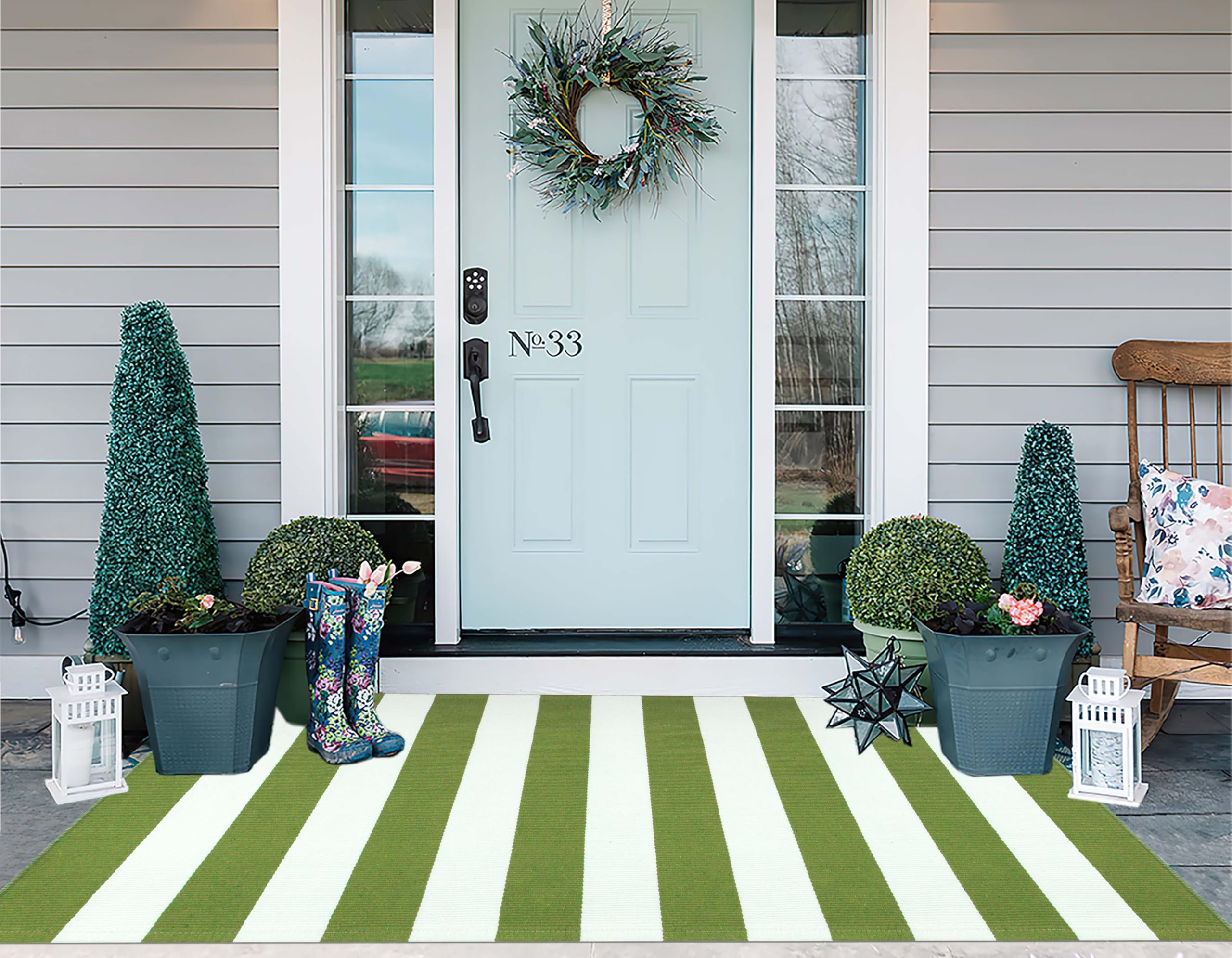 KIhipIoe seasonal-friendly striped rug, pairs with holidays and celebrations.