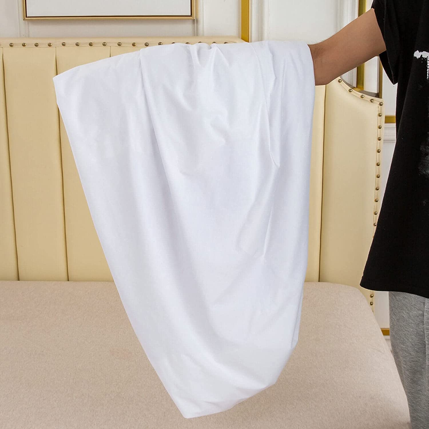Kingnex 60x75 camper bed setup with a snug protective layer.