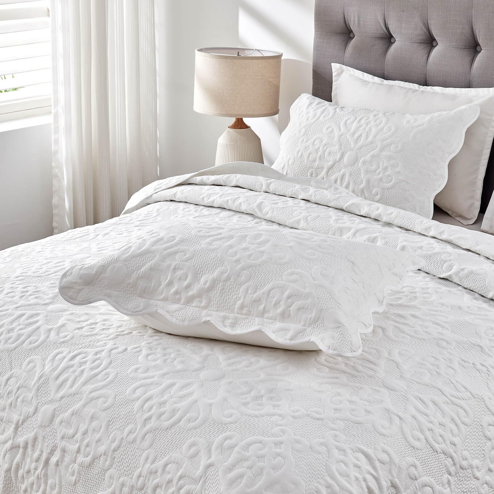 Kingnex all-season lightweight bedspread ready for year-round use