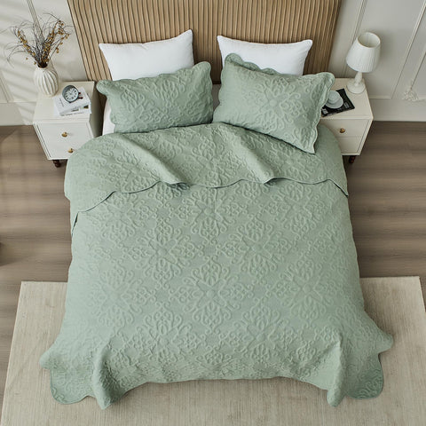Kingnex all-season lightweight quilt on bed signals year-round comfort and easy layering.