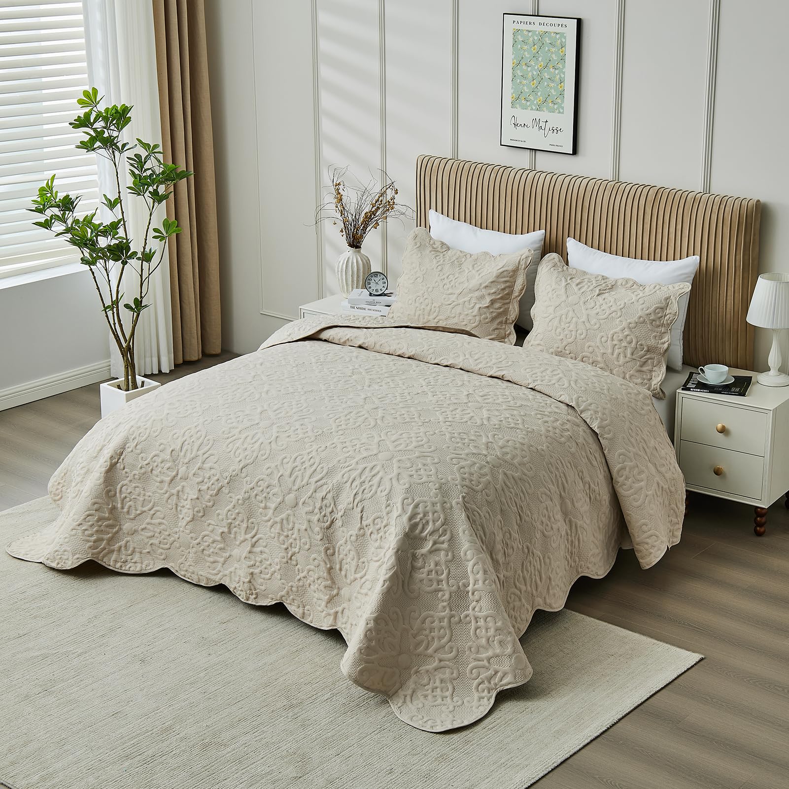 Reversible Kingnex bedspread offers two looks with one purchase.