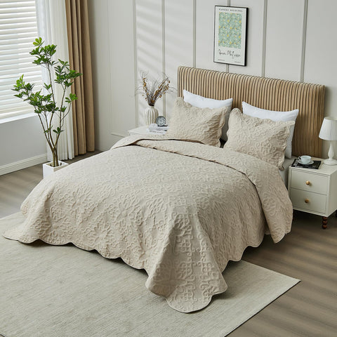 Reversible Kingnex bedspread offers two looks with one purchase.