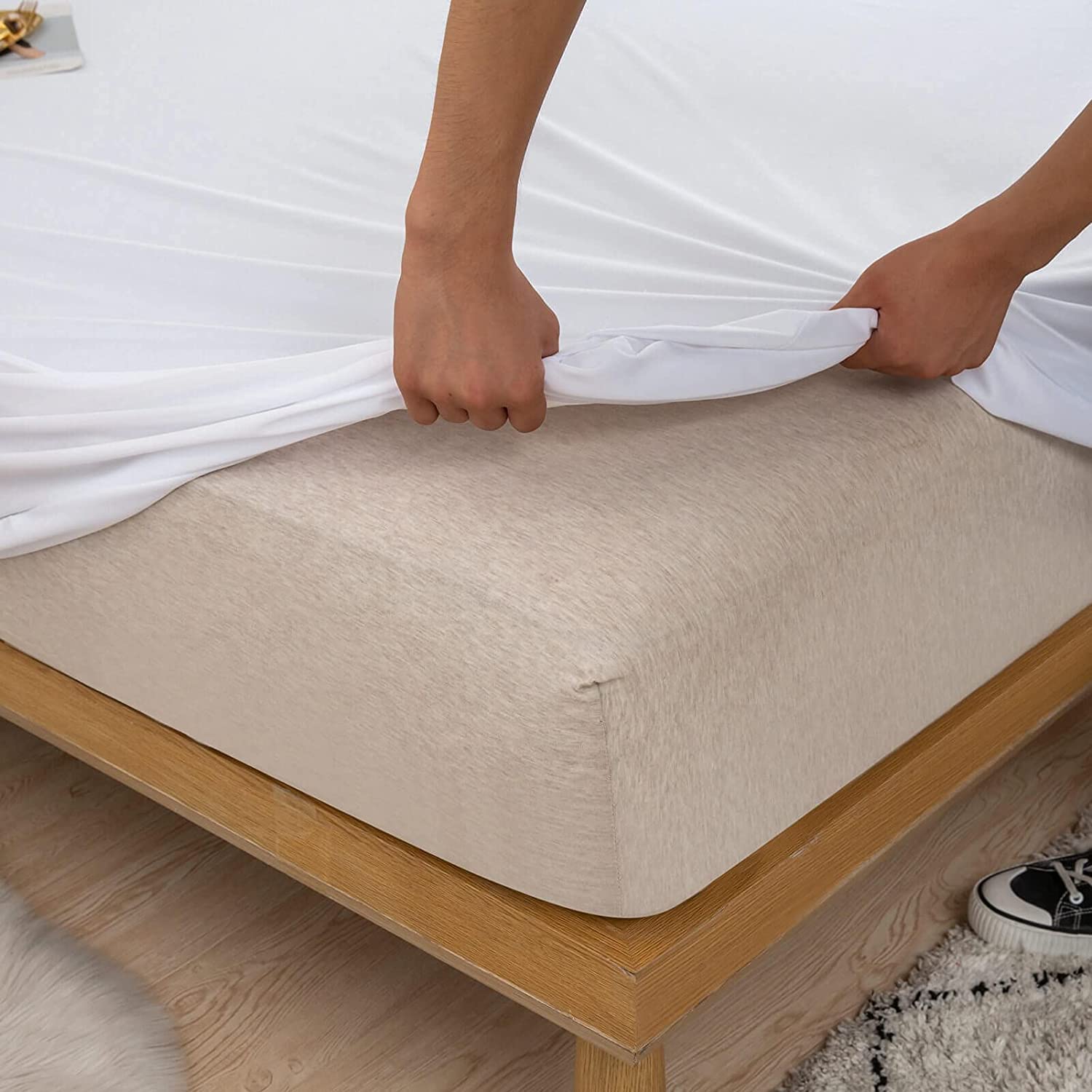 Kingnex noiseless fitted cover stays in place on a mattress.