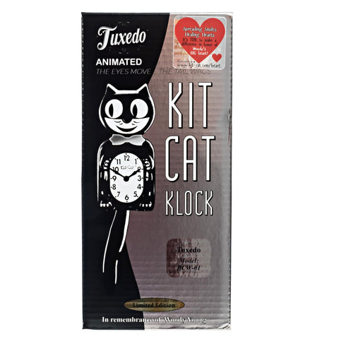 Kit-Cat Klock ivory belly close-up conveys vintage charm.