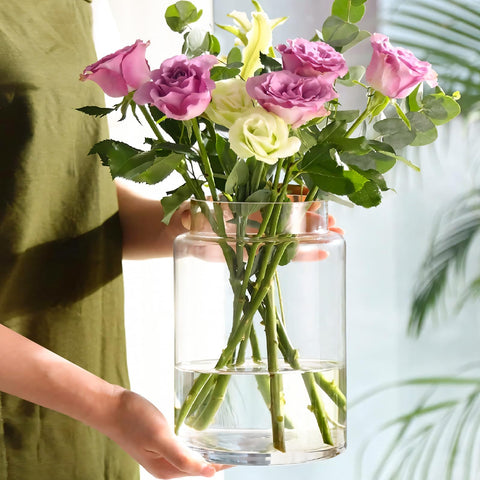 KOIUEYW clear vase 9-inch front view for elegant centerpieces and table decor.