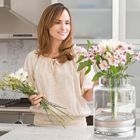 KOIUEYW clear vase 9-inch water and stones setup shows versatile interior accents.