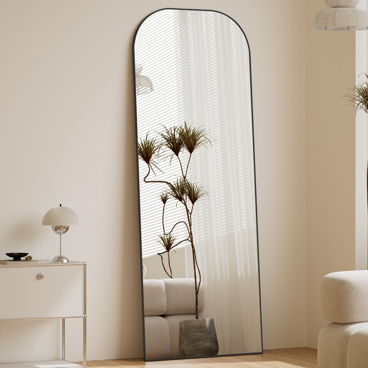 Koonmi anti-rust frame finish maintains shine in high-traffic spaces.
