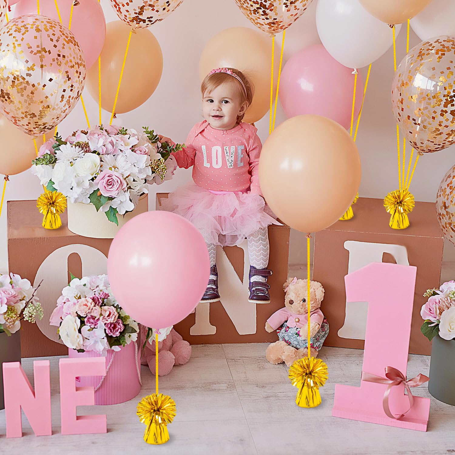 KVCSYAW table centerpiece with balloon weights enhances gold-themed decor