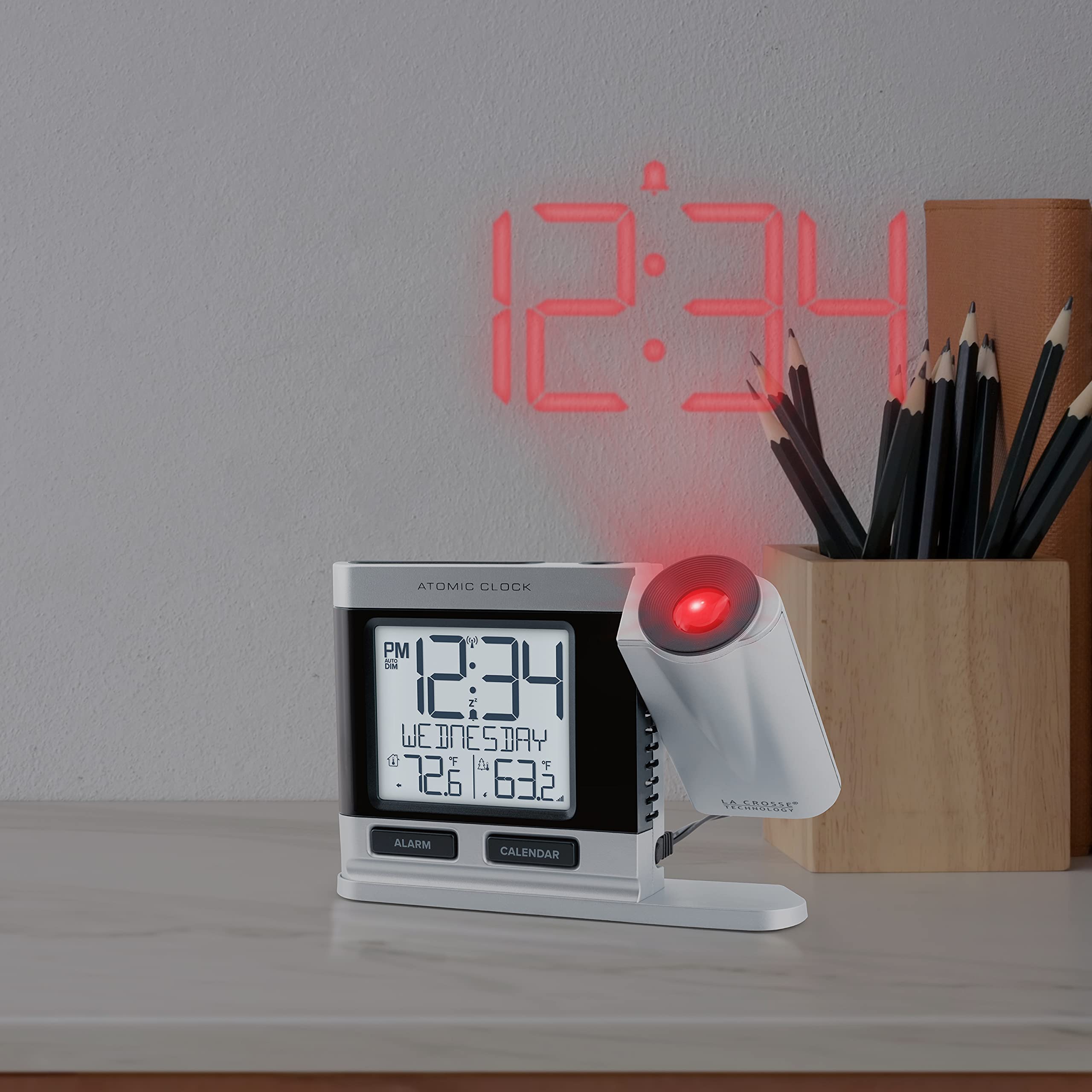 La Crosse 616-12667-INT adjustable backlight levels for day and night