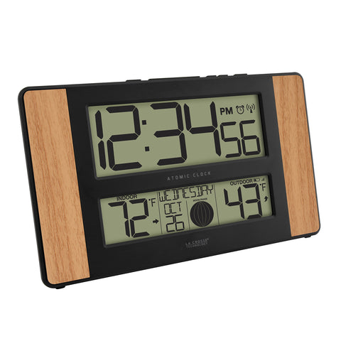Close view of large digits on the La Crosse atomic clock