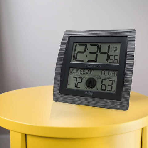 La Crosse BBB86118-INT signal strength indicator ensures reliable updates.
