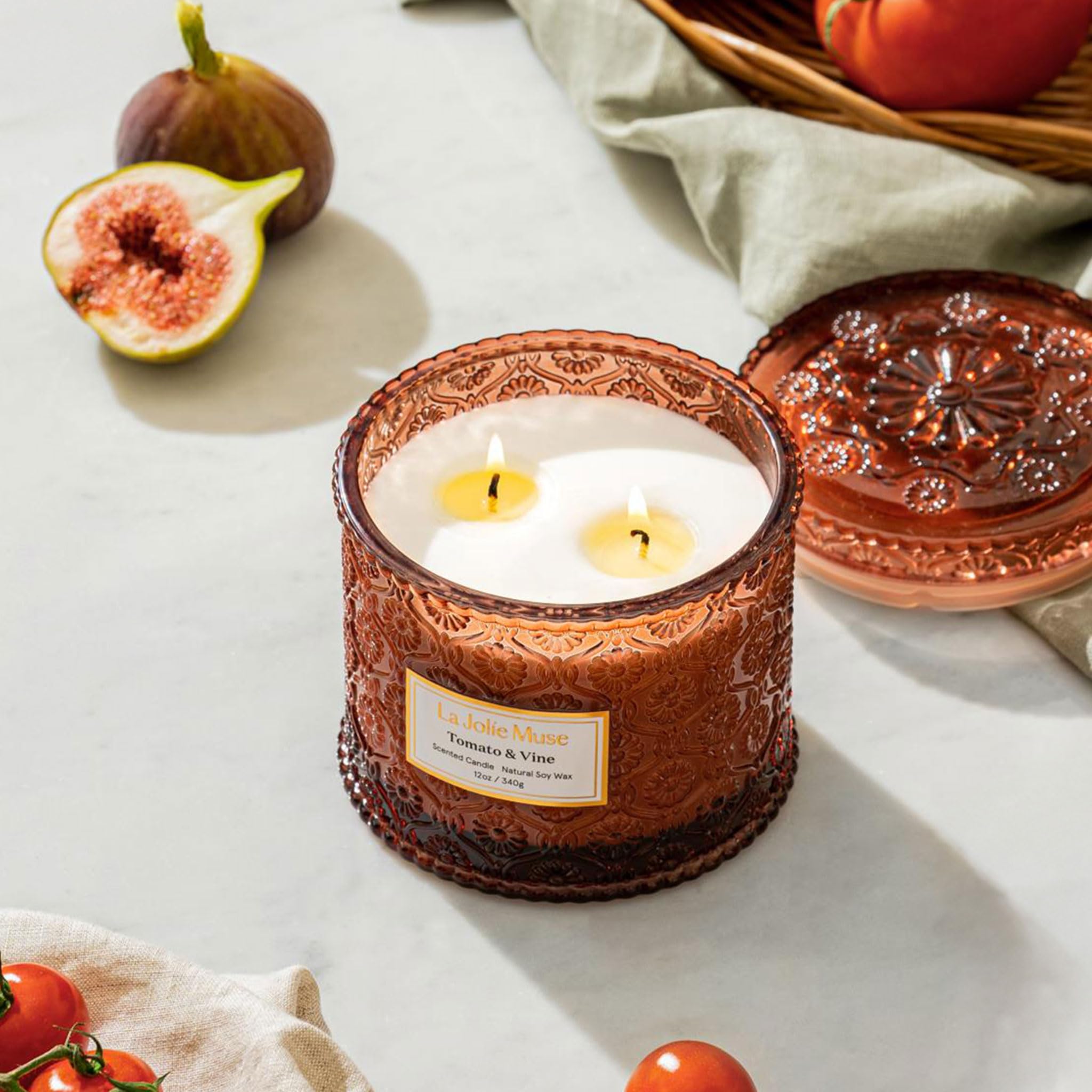 La Jolie Muse fragrance notes tomato leaf, rose, and moss evoke a nostalgic garden vibe.