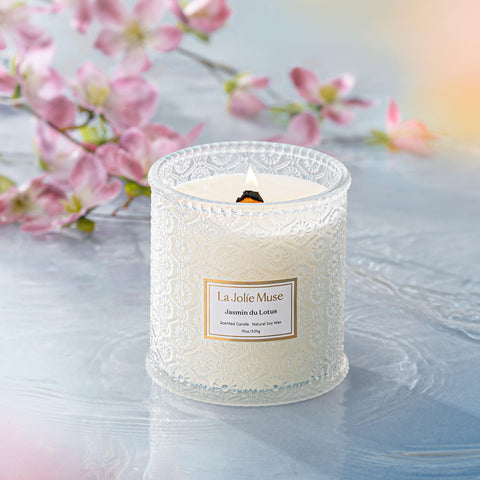 LA JOLIE MUSE Jasmin du Lotus wooden wick delivers a clean burn with subtle crackle.