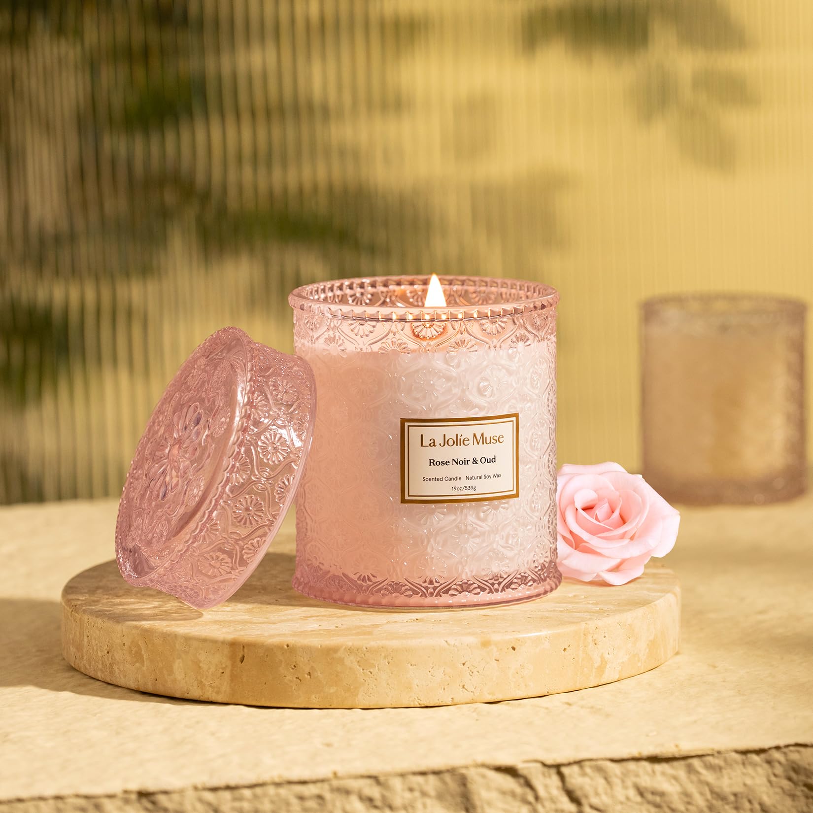 LA JOLIE MUSE Rose Noir & Oud candle with wooden wick delivers clean burn.