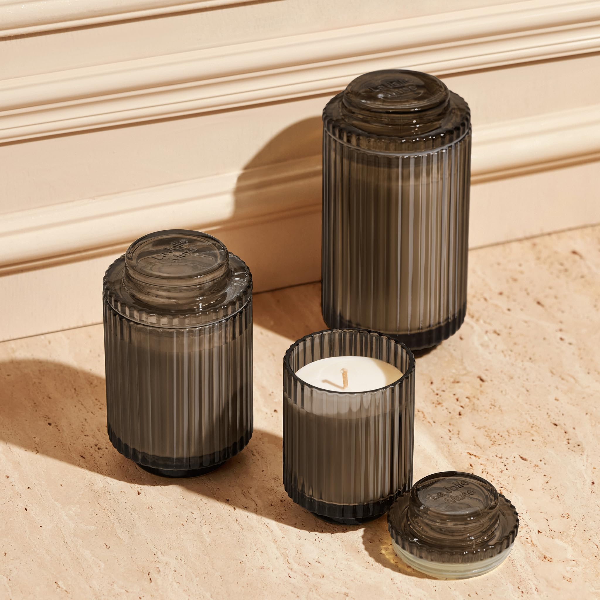 LA JOLIE MUSE Santal Himalayen candle soy wax close-up, premium ingredients.