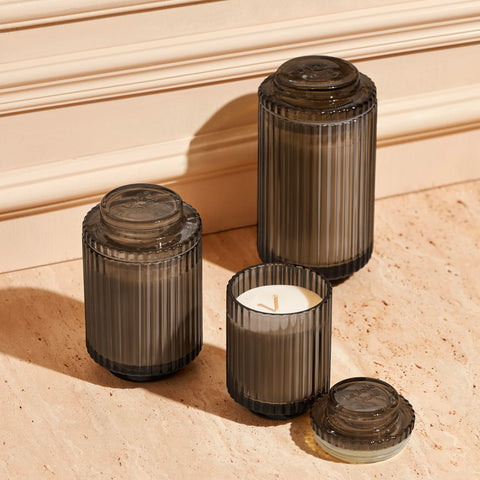 LA JOLIE MUSE Santal Himalayen candle soy wax close-up, premium ingredients.