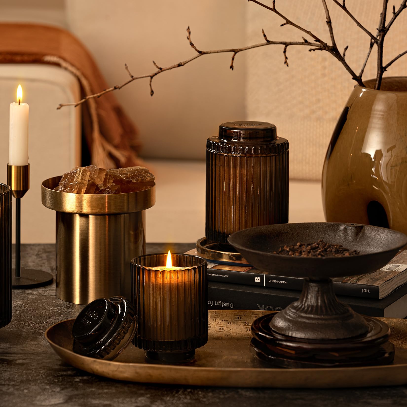 LA JOLIE MUSE Santal Himalayen candle packaging enhances gifting presentation.
