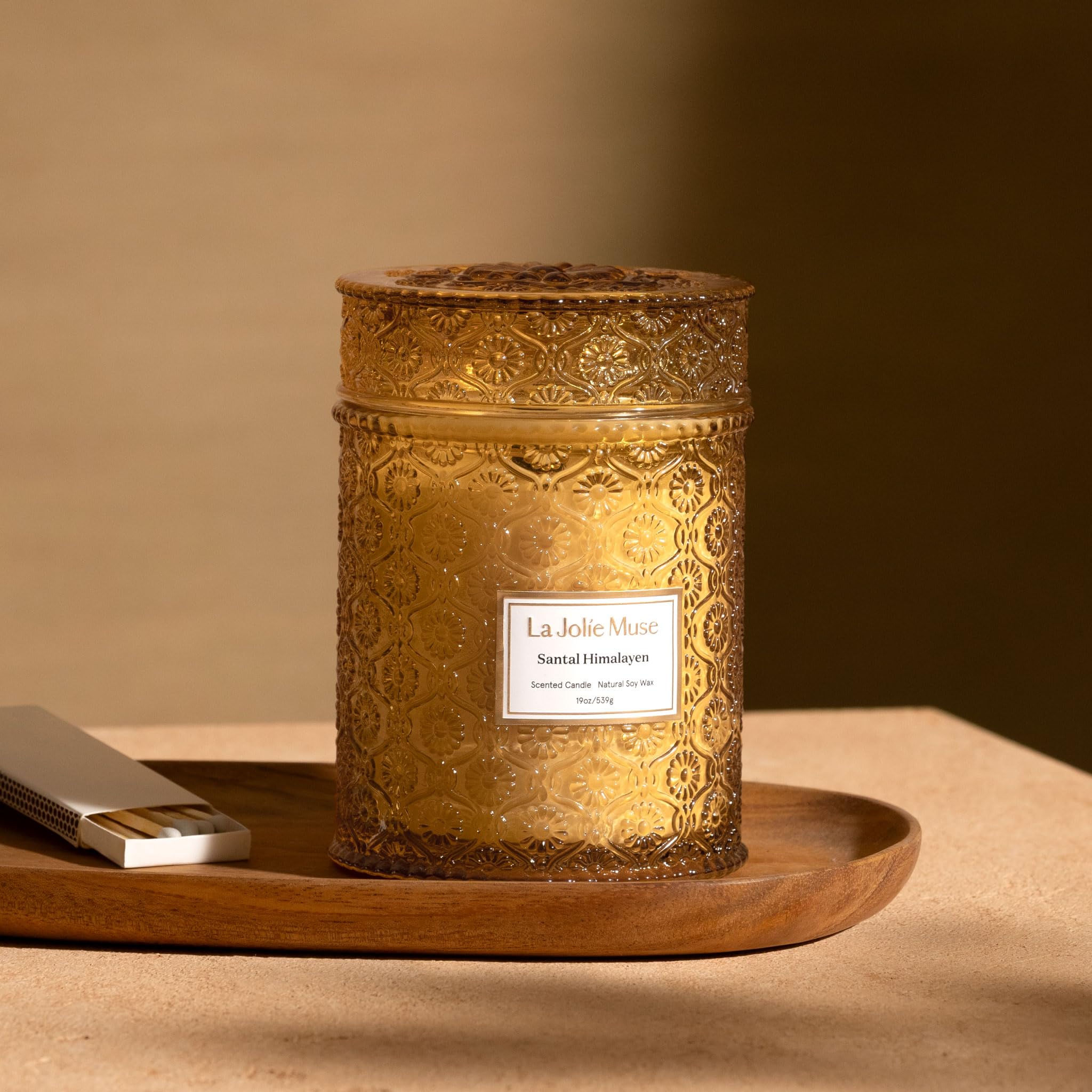 La Jolie Muse Santal Himalayen cherry wooden wick close-up showing steady burn and crackle.