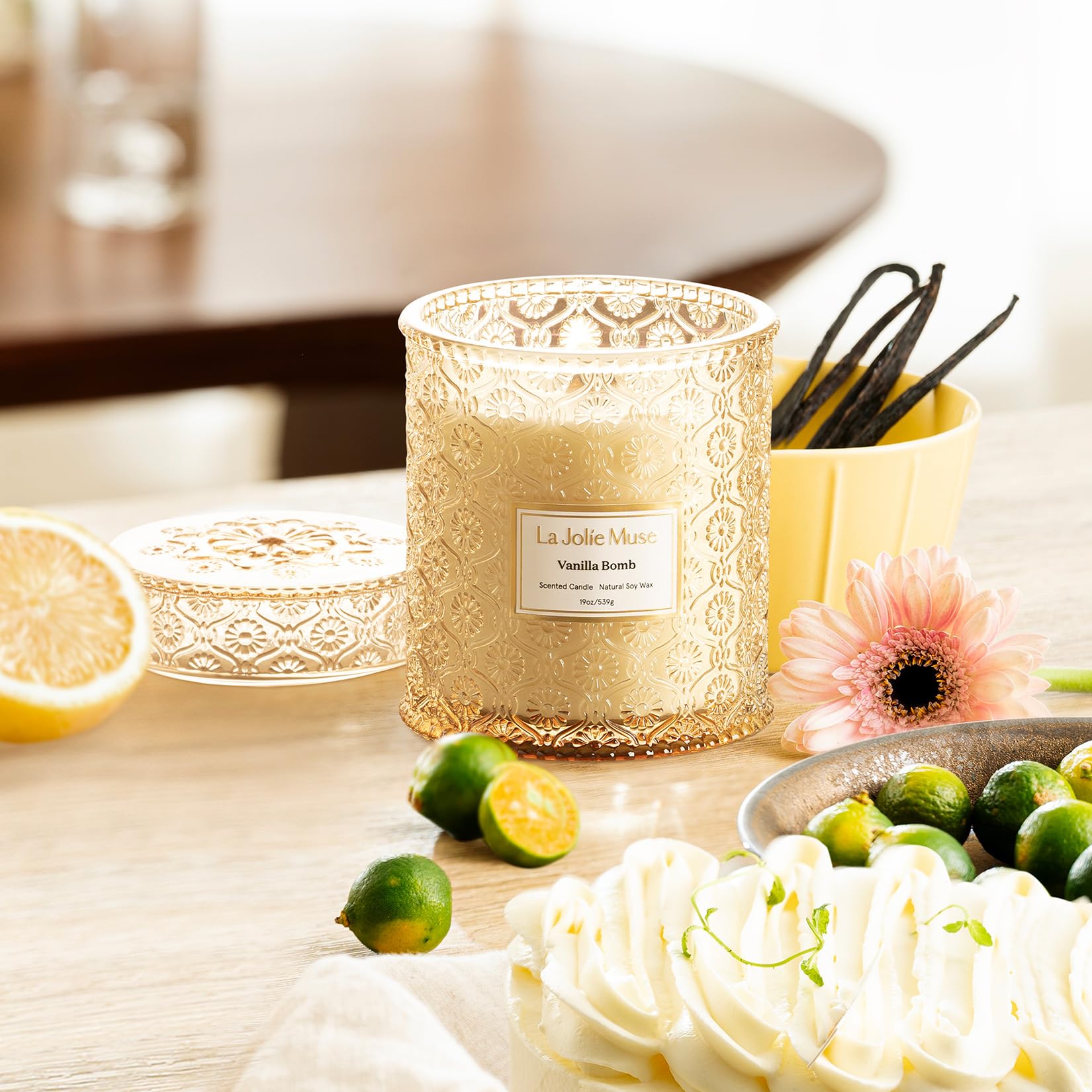 LA JOLIE MUSE Vanilla Bomb Candle wick close-up shows clean burn potential