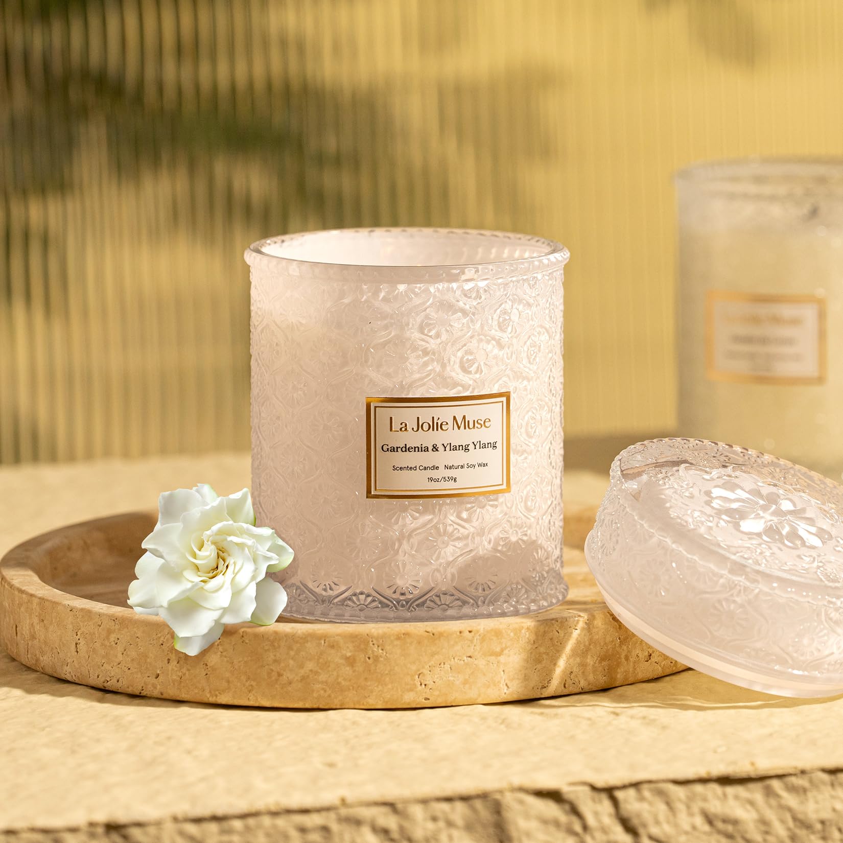 LA JOLIE MUSE wooden-wick candle for a clean, even burn and cozy ambience.