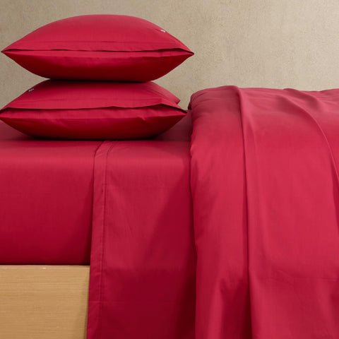 Lacoste percale packaging highlights premium quality and easy-care convenience.