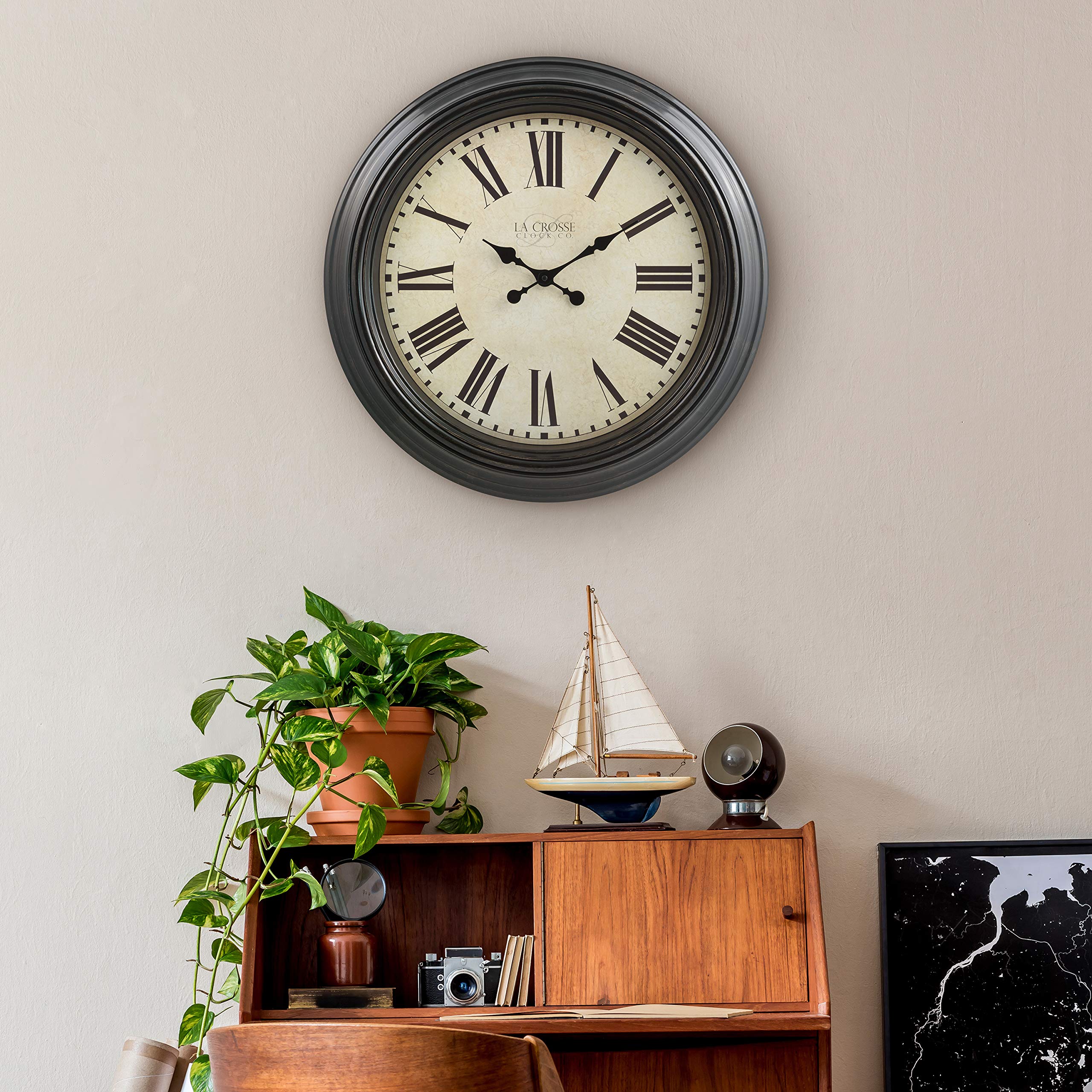 La Crosse Maxwell clock battery operation enables cord-free placement.