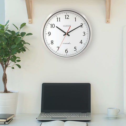 La Crosse UltrAtomic ECO-mode reduces power use overnight.