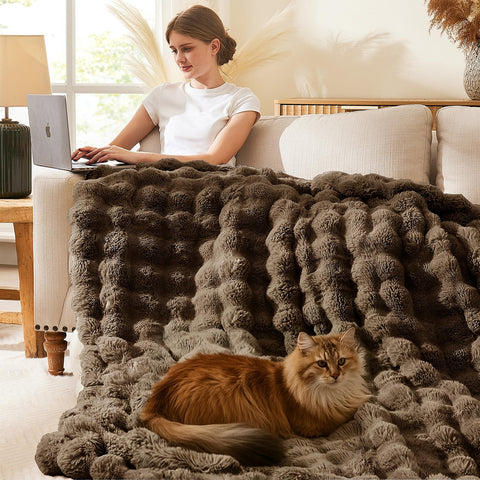 L'AGRATY 650gsm microfiber close-up shows plush softness and thickness