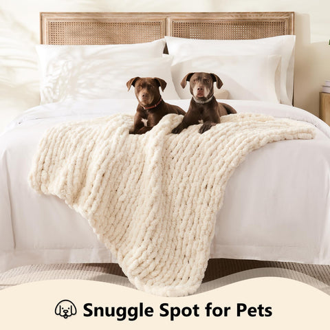 L'AGRATY cable-knit texture close-up reveals thick, cushy stitches.