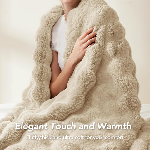 L'AGRATY machine washable faux fur blanket is easy care.