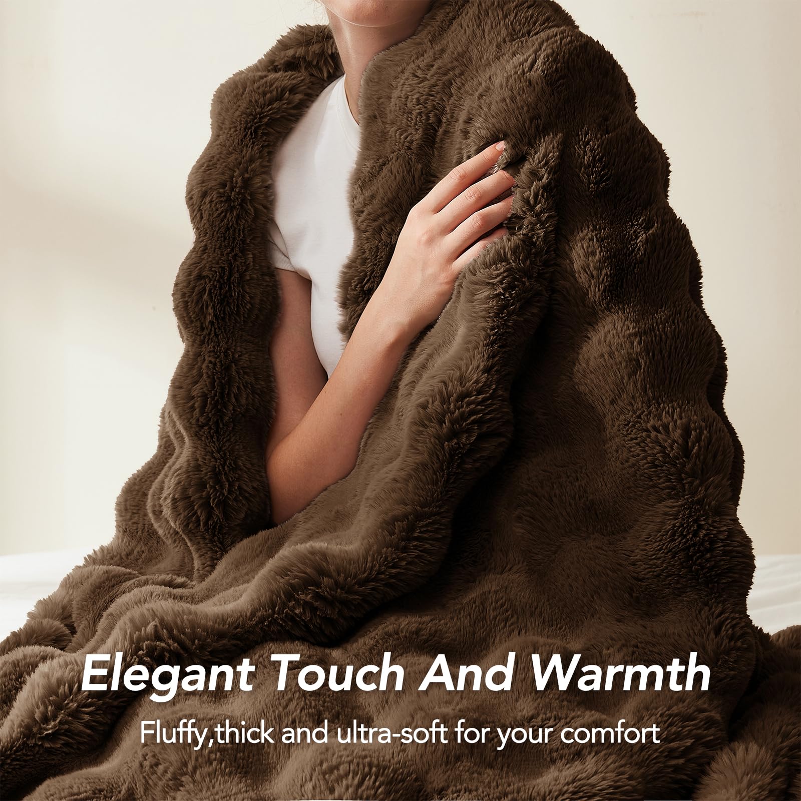 L'AGRATY reversible design close-up reveals two cozy surfaces.
