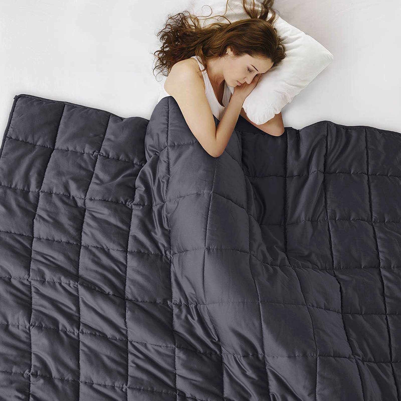 Reinforced stitching and precise bead placement on the L'AGRATY blanket