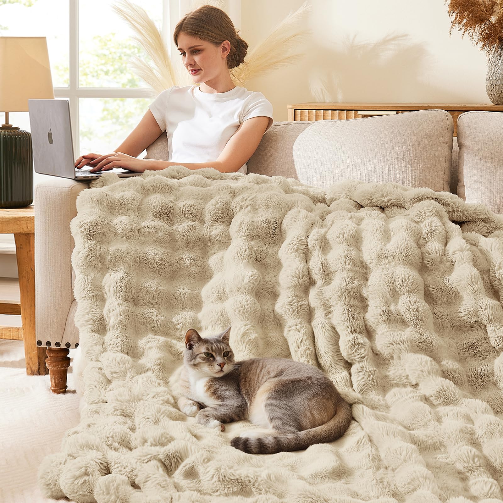 L'AGRATY reversible thick blanket provides double warmth for winter.